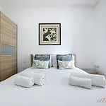 3br Balcony Gem * סליאמה